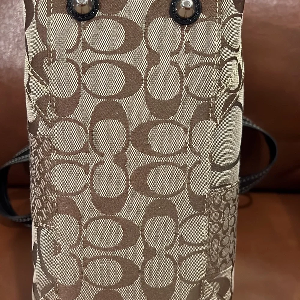 Coach purse brown canvass and black patten seems and straps - Picture 4 of 5